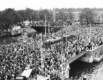 tijdens de feestelijke opening was het erg druk op de brug
<br/>
bron: beeldbank stadsarchief, 1954-10-16